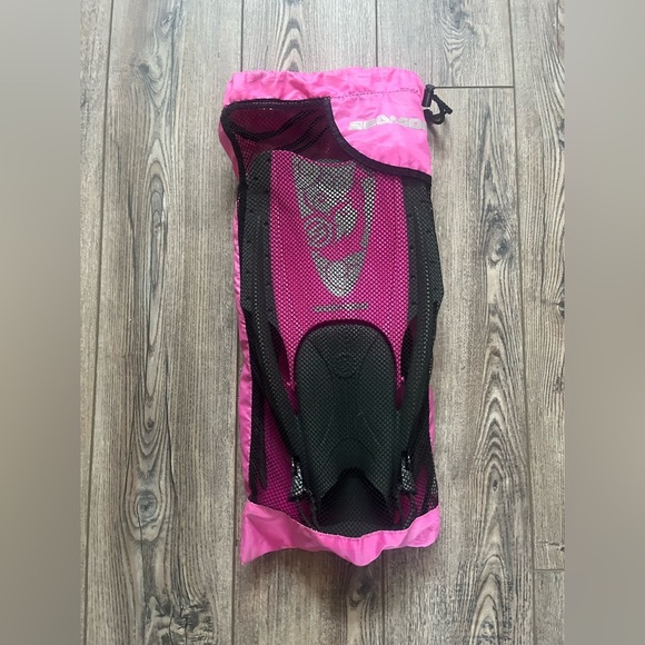 Pink Seadoo snorkelling fins with mesh carrying bag size M (7-10) - Picture 1 of 7